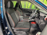 運転席まわりには十分なスペースがあり、大柄な方でもゆったり運転していただける環境です。