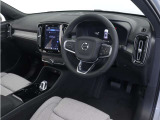 インストルメントパネルは僅かに運転席側へと傾けられているほか、余計なスイッチ類を可能な限り排し、運転に集中しやすい環境を造り出しています。
