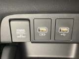 アクセサリーソケットはUSBのアダプターなどをつければ、スマホの充電にも使えます。横にはナビゲーション用の外部入力やスマートフォンなどの充電可能なUSB端子が1個づつついています。