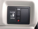 後席左側はパワースライドドアとなっております。車内からもボタン一つでスライドドアを開閉できます。