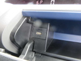 運転席前収納(USB付)
