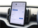 パイロット・アシストは、さまざまなシーンであなたをサポート。例えば、車線変更の際には、レーンチェンジ・アシスト(車線変更支援機能)がステアリング操作をサポート。車線変更のストレスを軽減します。