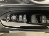【パワーウィンドウスイッチ】ワンタッチで、パワーウインドウやドアミラーを操作できます。