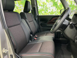 上質な素材を贅沢に使用したドアトリムが、車内を上品に演出します。細部にまでこだわった丁寧な作り込みも魅力です。快適な空間を提供します。