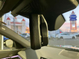 ETC内臓 自動防眩ルームミラー :後続車のライトが反射しても眩しくないように、ミラーの反射率を自動的に調整します。