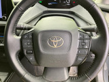 握りやすいステアリングが、運転の楽しさを高めます。オーディオ操作やハンズフリー通話も可能で、安全運転をサポートします。