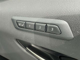 シートメモリー機能装備付きです。シートの位置をそれぞれ記憶しておく事ができるので、ご家族や、複数の方で車を乗られるオーナー様には、便利な機能です。