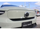 エンジンを搭載しないEVモデルのため、フロントグリルはほとんど塞がれています。EVならではのスッキリとしたデザインです。