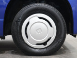 純正のホイールキャップが足元を飾ります!タイヤサイズは145/80R12 になります。