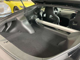 NISMO専用フロントクロスバーを追加し、フロントエンドを補強するとともに、リヤにも専用ラゲッジアンダーブレースと専用リヤアンダーフロアVバーを追加し、リヤフロアを補強