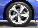 純正のアルミホイールが足元を飾ります!タイヤサイズは235/45R18です。