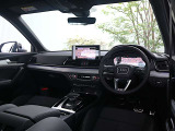 内装はシンプルに使い勝手を考え作られています。お車を運転する感覚をダイレクトに体感して頂けます。室内も広くロングドライブにも快適にお過ごしいただけます。