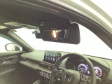 運転席のサンバイザーは照明付きのバニティミラーがついています。