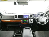 シンプルで見やすいデザイン、運転に集中できる快適な空間です。