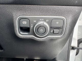 メルセデス・ベンツのヘッドライトスイッチはとてもシンプルなスイッチです。基本的にAUTOの位置にしていれば周辺の明るさを判断し自動でヘッドライトを転倒します。※サイドブレーキスイッチ・リヤデフォッガー