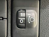 対向車や先行車への配慮が可能。積載物の状況に応じてヘッドライトの照射角度を手動調整できるスイッチ。