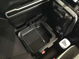 助手席側シート下に収納BOXがございます。取外し可能です♪