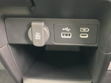 握りやすいステアリングで、快適な運転操作を実現。細部までこだわったデザインも魅力です。長距離ドライブでも疲れにくい設計です。