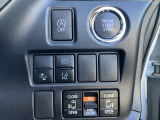 エンジンスタートはボタンを押すだけ!運転席にて両側電動スライドドアの開閉操作が出来ます!便利な機能です!