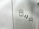 【ブラインドスポットモニター】走行中、ドアミラーの死角になりやすい箇所に後続車が接近するとサイドミラーのレンズに警告を表示!ドライバーに注意喚起をしてくれます。