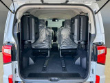 3列目シートをすべて跳ね上げていただくと更に荷室を広く使っていただくことが出来ます。