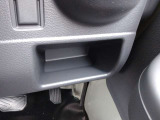 運転席側にインパネトレーがございます。