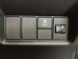 機能制御用のスイッチはステアリング右奥に集約されておりますので、運転の邪魔になりません!