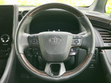握りやすいステアリングは、運転操作をスムーズに。操作性にも優れており、快適なドライビングをサポートします。