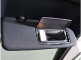 運転席側サンバイザーにはバニティーミラー付が付いています!身だしなみチェックできますよ!また、駐車券などを挟めるスペースもあるのでとても便利です!