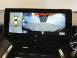 【パノラミックビューモニター】映像で、見づらい車両周辺の確認をアシスト。クルマを真上から見ているような映像を表示。 運転席から確認しにくい車両周囲の状況を把握。