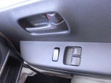 運転席・助手席パワーウインドウ(運転席:ワンタッチ、挟み込み防止機構付)が標準装備です。