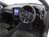 インストルメントパネルは僅かに運転席側へと傾けられているほか、余計なスイッチ類を可能な限り排し、運転に集中しやすい環境を造り出しています。