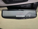 【デジタルインナーミラー(前後方録画機能付)】車両後方カメラの映像をインナーミラー内のディスプレイに表示。切り替えレバーを操作し、鏡面ミラーへ切り替えも可能です。走行中のドラレコ機能も付いています!