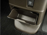 ◆センターロアボックス◆インパネ中央の下部には、ごみ箱としても使用する事ができるセンターロアボックスを装備しております。