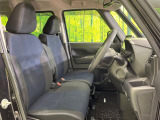 運転席まわりには十分なスペースがあり、大柄な方でもゆったり運転していただける環境です。