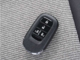 【スマートキー】鍵を持っているボタンを押すだけでエンジン始動。ドアの施錠もボタンを押すだけ。鍵は無くさない様にポケットに入れたまま。