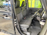 運転席シート廻りは使用感も少なく、良好な状態となっています。前オーナー様が丁寧に使っていたことがよくわかりますね。