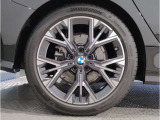 【BMWアロイホイル】軽量かつ強度に拘ったアロイホイル。走行性能ポテンシャルを引き出す設計。車の足元を引き締めてくれる大きなポイントはアロイホイルです。