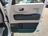 運転席のドア内部でございます。