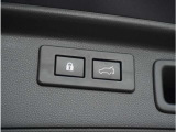 バックドアは電動で開閉することができます