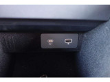 ランドローバーは、USBポートを車内の便利な位置に配置しています。通常、センターコンソール、グローブボックス、後部座席エリアなど、ドライバーや乗客がアクセスしやすい場所に配置されています。