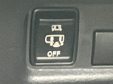 視線を遮らず、運転操作をスムーズに行えるよう設計されたステアリング。握り心地も良好で、長距離ドライブでも疲れにくい工夫が施されています。安全運転をサポートする頼もしい存在です。