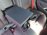 中央部はアームレストにもなります。ドリンクホルダー2本つきです。(ビルトインタイプ)
