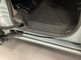 ホンダ車の低床ボディは乗りやすく、足元も広びろですよ。