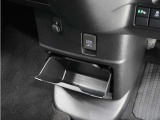 インパネ中央の下部には、ごみ箱としても使用する事ができるセンターロアボックスを装備しております。