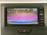 後退時には、映像を画面に表示し、安全確認をサポートします。駐車時や狭い場所での取り回しも安心です。