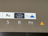 立体駐車場ぼ屋上に大型展示場があります。エレベーターで屋上へ