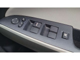 パワーウィンドウのスイッチですよ。 運転席に居ながら窓を開け閉めのコントロールできますよ。 ロック機能で、子供がイタズラして窓を開けるという事も無くなりますよ。