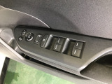 【窓操作部分】運転席のスイッチでは、すべてのウィンドーの開閉操作を行うことができます。