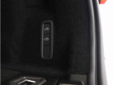 オートレベライザーは走行中に車両のサスペンションと衝撃吸収特性を自動的に制御して、快適性と機能性を最適な状態に保ちます。荷積みや乗り降りをしやすくするために、手動で車高を調節することもできます。
